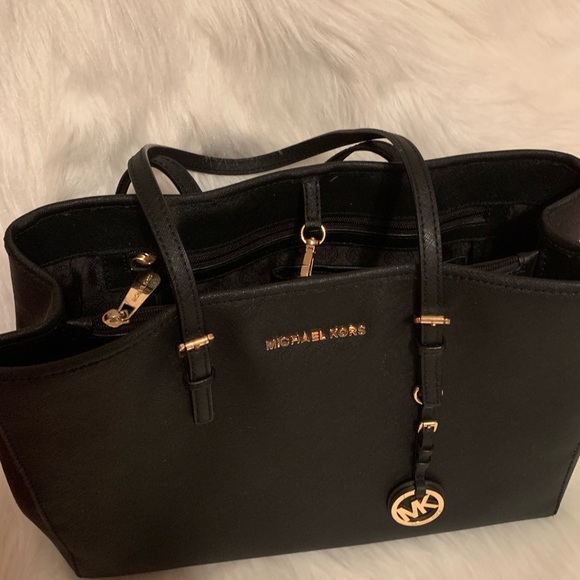 MICHAEL KORS Black Bag with Gold Hardware - Picture 6 of 6